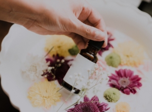 BACH FLOWER REMEDIES ARE MADE OF THE EXTRACTION OF PLANT AND FLOWER ESSENCE, WHICH HAS THE EFFECT OF INCREASING PHYSICAL AND PSYCHOLOGICAL WELL-BEING.
